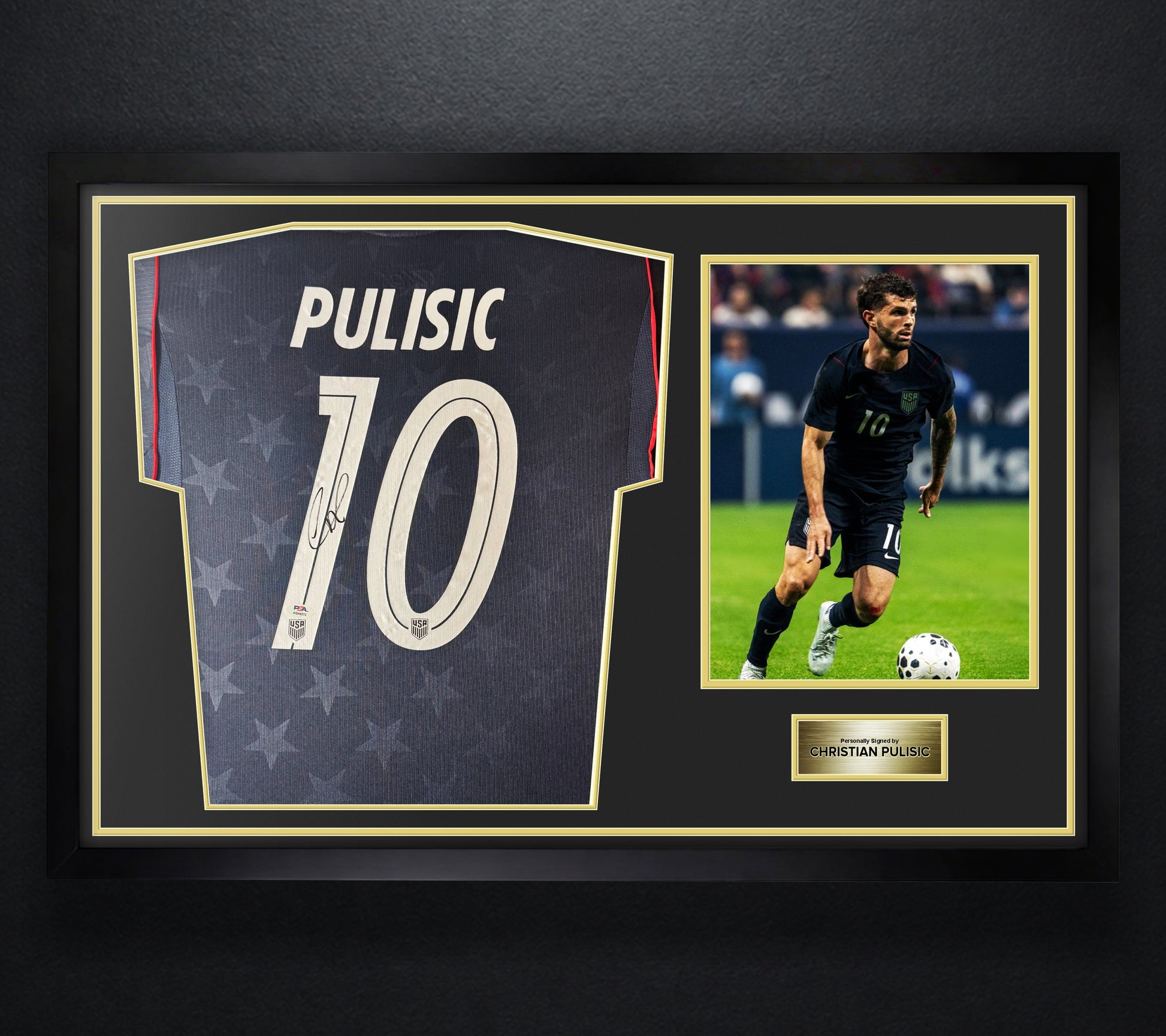 Christian Pulisic Signed United States of America Nike Jersey Framed PSA COA - Photo of frame