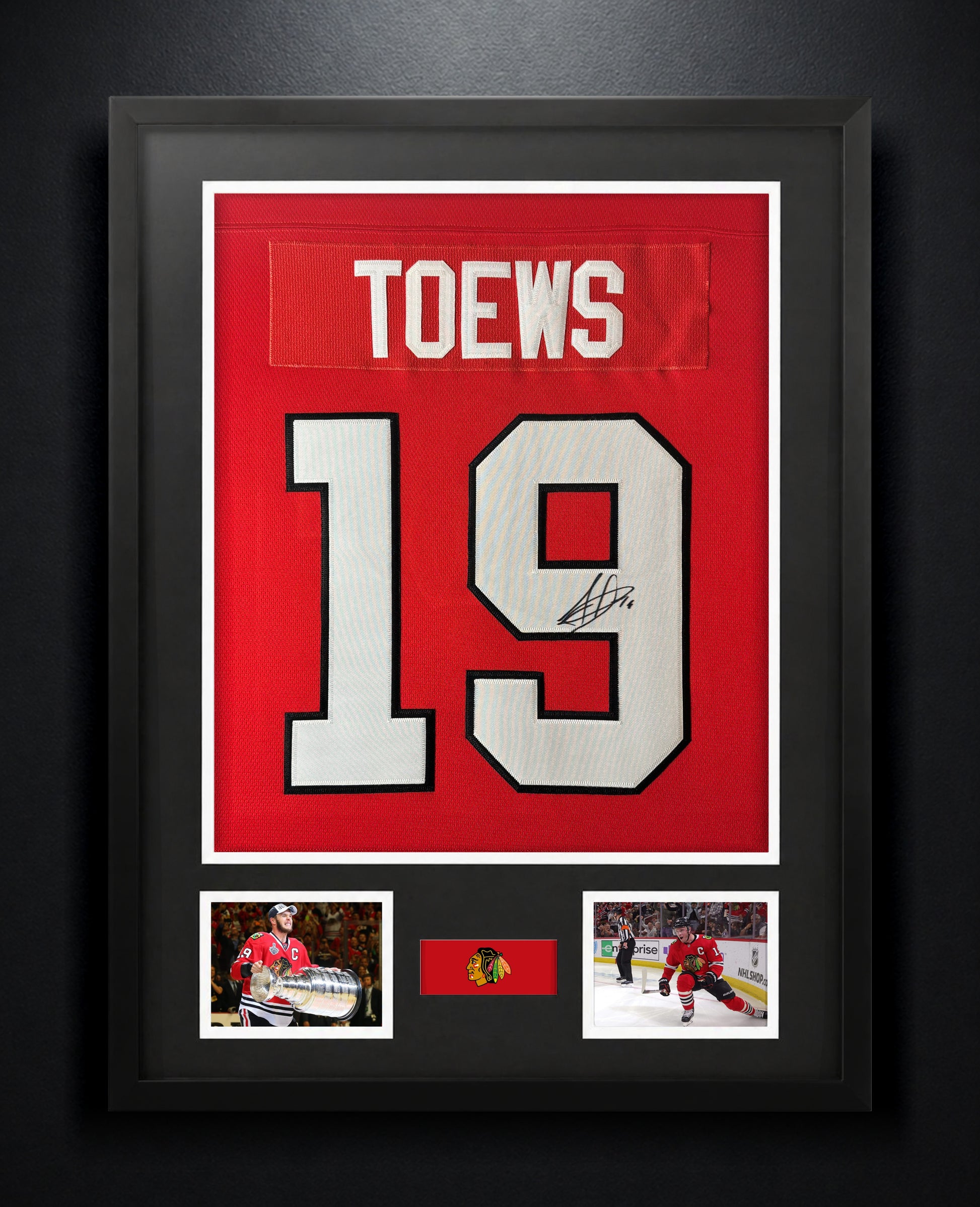 Jonathan Toews Signed Chicago Blackhawks Fanatics Jersey Framed VIDEO PROOF & GRAD LOA - Photo of frame