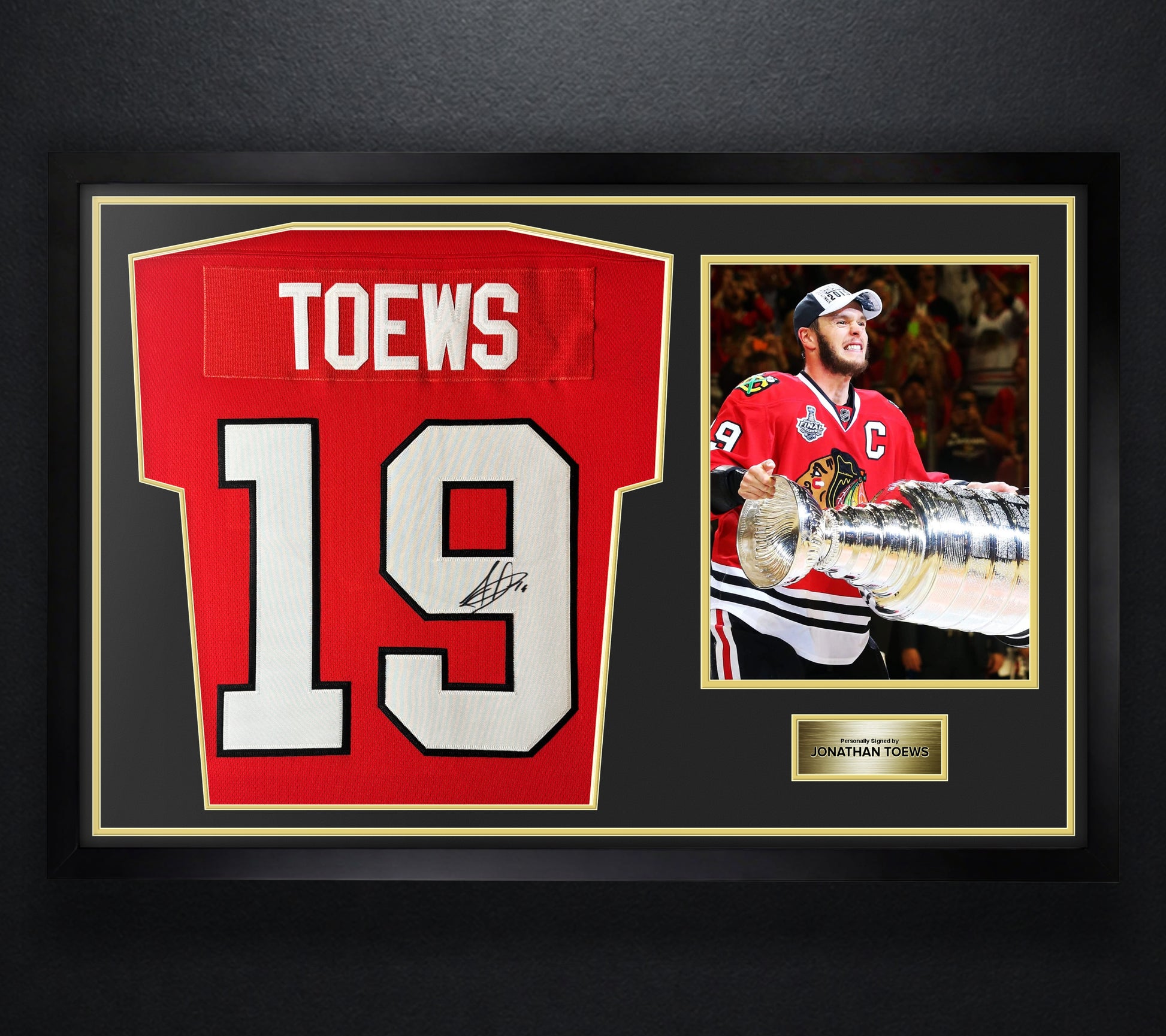 Jonathan Toews Signed Chicago Blackhawks Fanatics Jersey Framed VIDEO PROOF & GRAD LOA - Photo of frame
