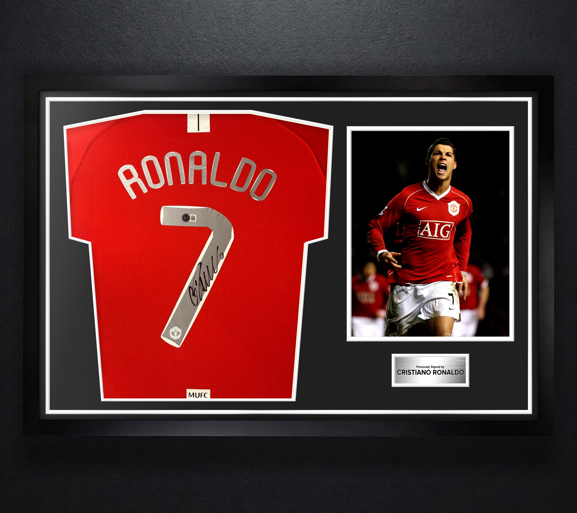 Cristiano Ronaldo Signed Manchester United Jersey Framed Beckett LOA & COA - Photo of frame