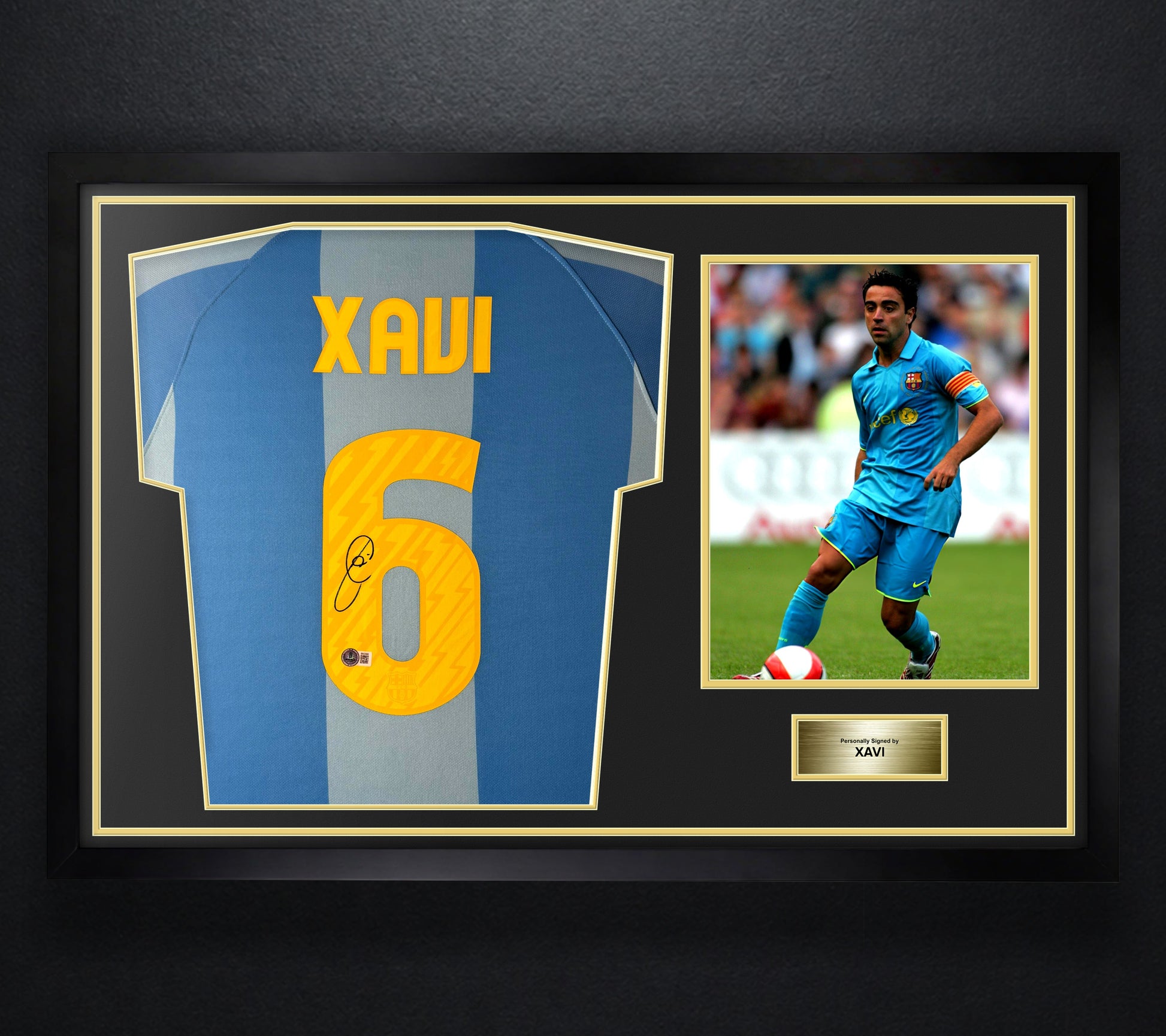 Xavi Hernández Signed FC Barcelona Nike Jersey Framed Beckett COA - Photo of frame