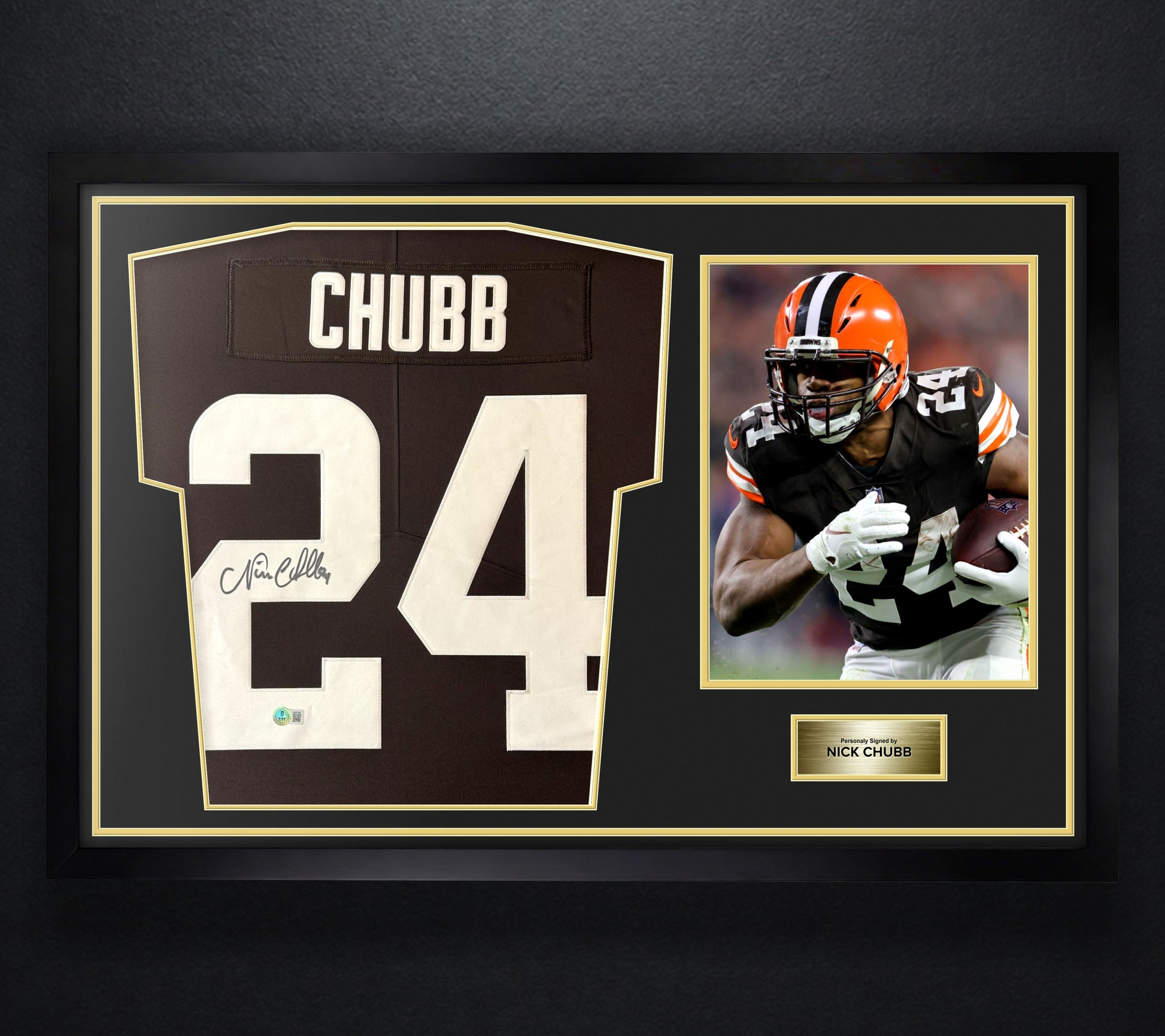 Nick Chubb Signed Cleveland Browns Nike Jersey Framed Beckett COA - Photo of frame