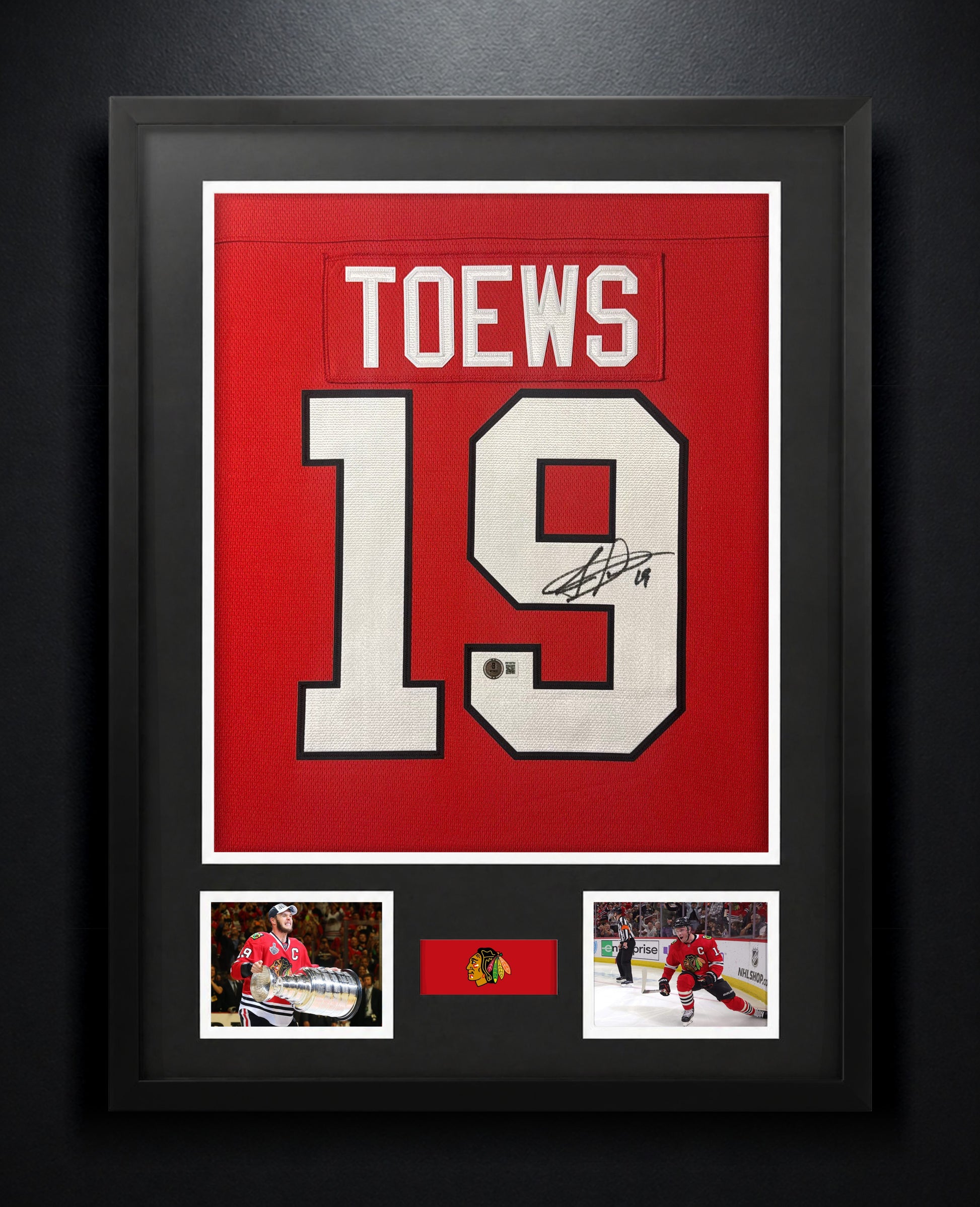 Jonathan Toews Signed Chicago Blackhawks Fanatics Jersey Framed Beckett COA - Photo of frame