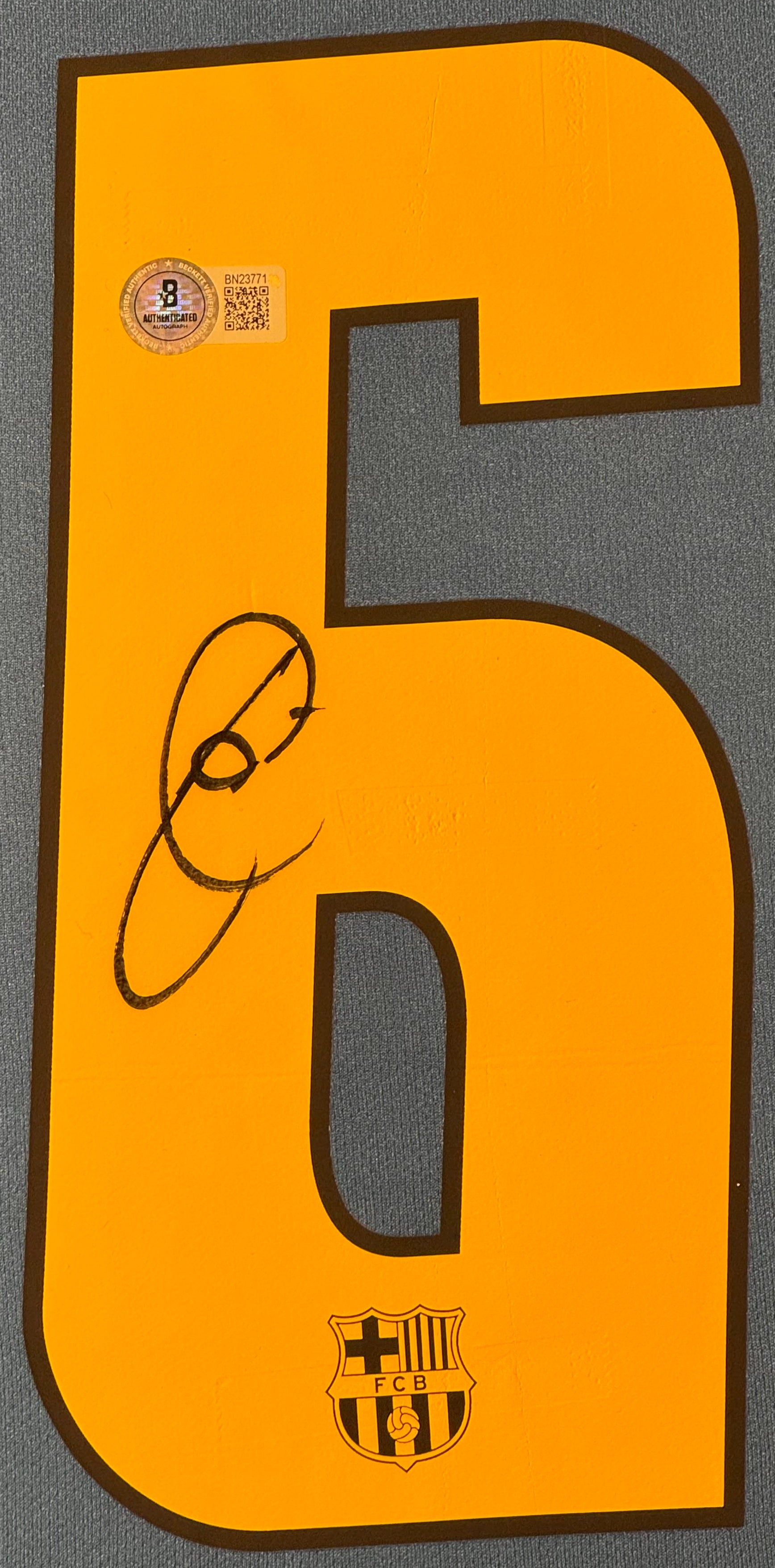 Xavi Hernández Signed FC Barcelona Nike Jersey Framed Beckett COA - Close up of Number