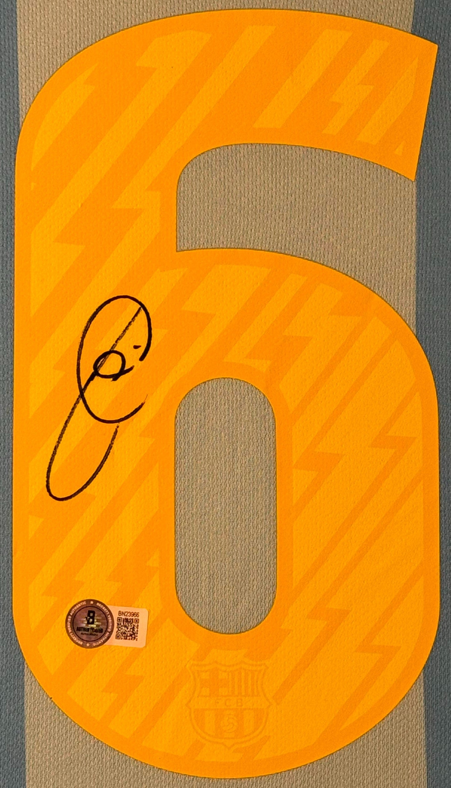 Xavi Hernández Signed FC Barcelona Nike Jersey Framed Beckett COA - Close up of Number