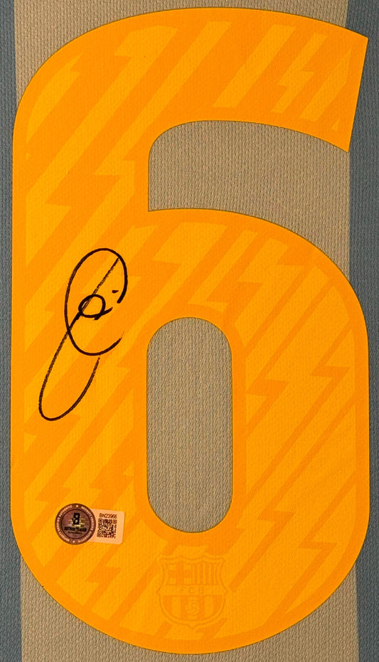 Xavi Hernández Signed FC Barcelona Nike Jersey Framed Beckett COA - Close up of Number