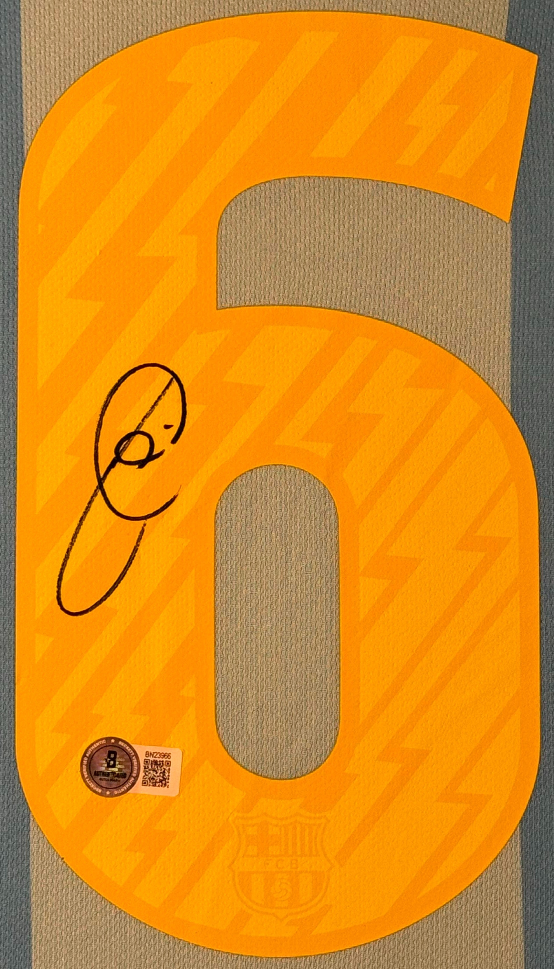 Xavi Hernández Signed FC Barcelona Nike Jersey Framed Beckett COA - Close up of Number